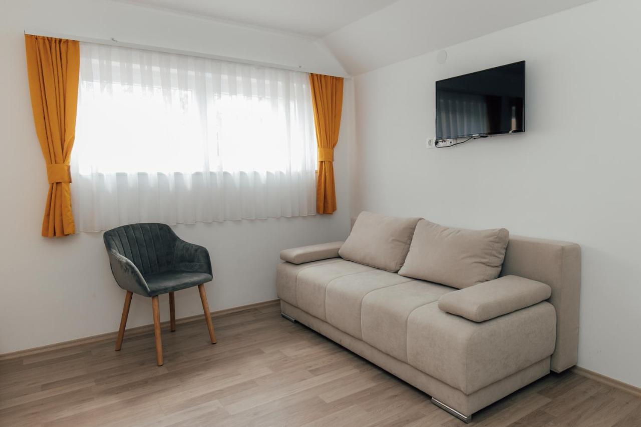 Restoran I Sobe Savic Bed & Breakfast Krnjak Екстериор снимка